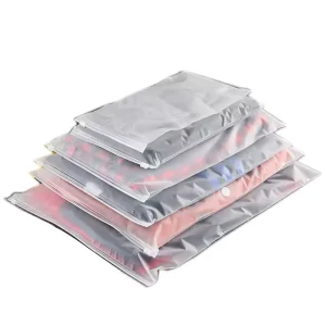 Sacos de embalagem PE com fecho e logótipo personalizado, acabamento mate fosco, impressão em gravura, recicláveis para uso em t-shirts e supermercados