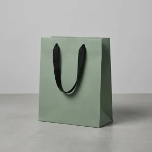 ถุงของขวัญกระดาษคราฟท์รีไซเคิลสำหรับชุดเสื้อผ้าพร้อมโลโก้ที่กำหนดเอง