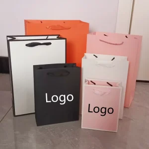 Tragbare Papiertaschen für Kleidung mit Griff, luxuriöse Schmuckverpackung, Boutique-Papiertüten für Unternehmen