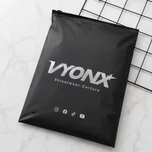 Recycelte Poly-Zip-Lock Hoodie-Verpackungsbeutel mit Druck von Social-Media-Icons für Modeeinzelhändler Geringe Mindestbestellmenge