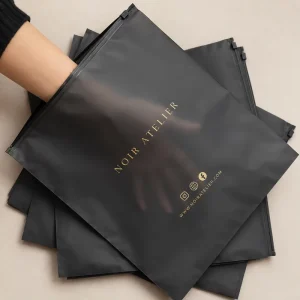 Selbstklebende frosted Fashion Verpackungstaschen mit feuchtigkeitsbeständiger Folie für Boutique-Bekleidungsverpackung schnelle Produktion