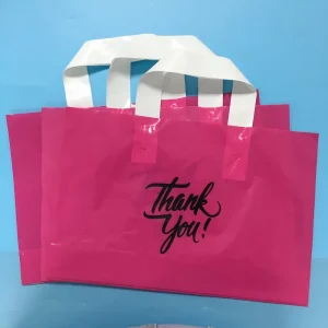 Weiche Schlaufen-Tragetasche aus Kunststoff mit benutzerdefiniertem Logo Einkaufstasche für Kleidung Verpackung