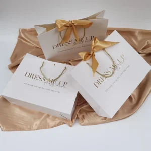 Weiße Papier-Einkaufs-Geschenktüte mit Griffen für Kleidung und Geschenke