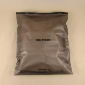 Sac d'emballage recyclable et biodégradable en papier brun mat avec impression personnalisée, sac en plastique souple avec fermeture éclair pour vêtements