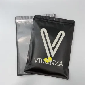 Sac en matériau innovant noir avec logo imprimé personnalisé et trous d'aération pour t-shirts et maillots de bain, réutilisable et écologique